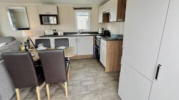 Cabin | Private kitchen | Fridge, microwave, oven, stovetop