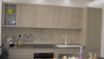 Fridge, oven, stovetop, coffee/tea maker
