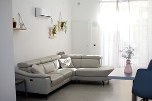 Smart TV, books - Vacation House Martinclà (Trani)