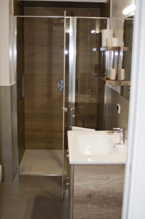 Dusche, Haartrockner, Bidet, Handtücher