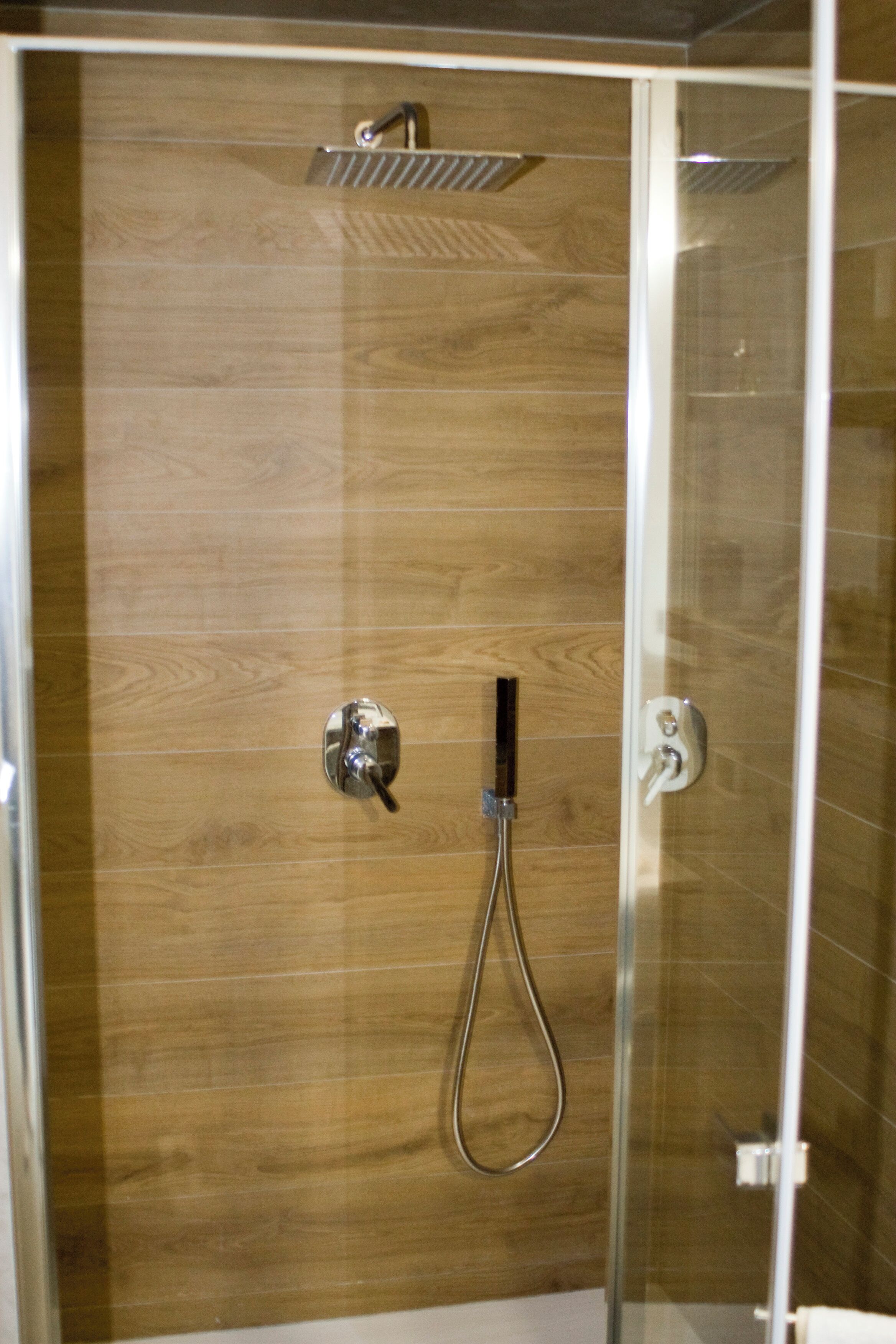 Douche, sèche-cheveux, bidet, serviettes fournies