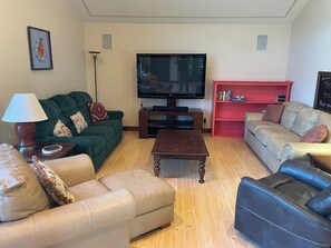 Televisio, DVD-soitin, pöytätennispöytä, kirjoja