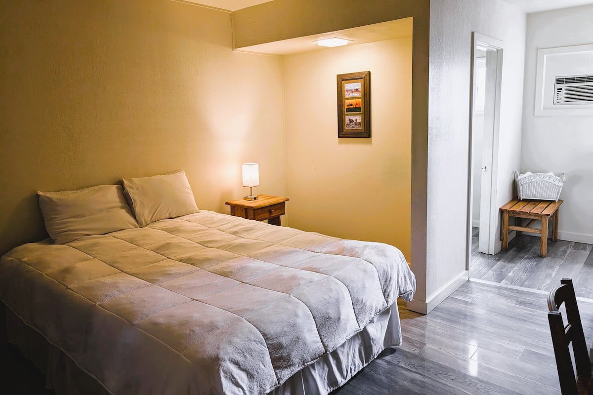 Quarto solteiro, 1 cama Queen, para não fumantes | Escrivaninha, camas extras/dobráveis, Wi-Fi de cortesia, roupa de cama