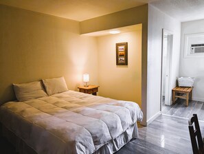 Single Room, 1 Queen Bed, Non Smoking | Desk, free rollaway beds, free WiFi, bed sheets - Silver Spur Motel (Burns)