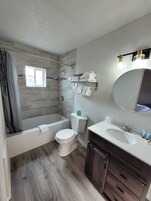 Habitación individual familiar, varias camas, no fumadores | Baño | Artículos de higiene personal gratuitos, secador de pelo y toallas