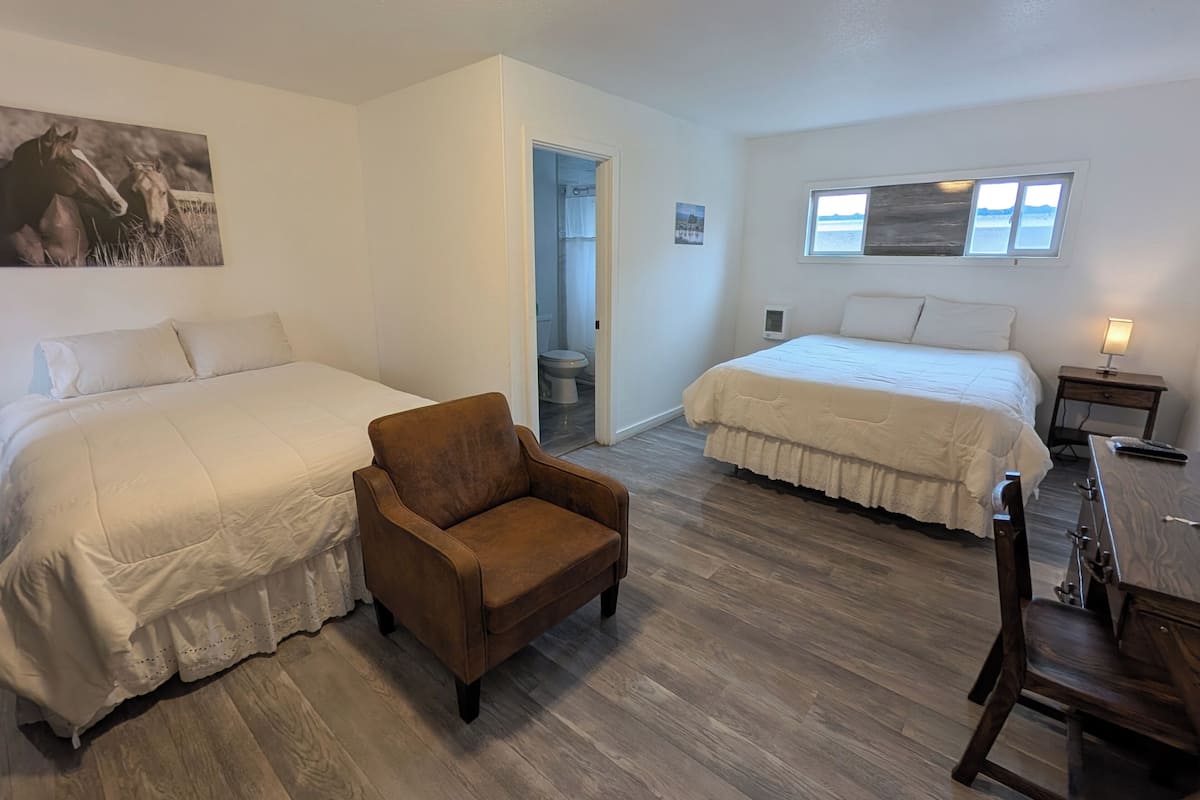 Quarto solteiro, 2 camas Queen, para não fumantes | Escrivaninha, camas extras/dobráveis, Wi-Fi de cortesia, roupa de cama