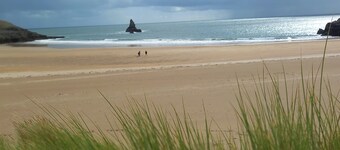 The Barn, Square Island nr Pembroke. Peaceful and pet friendly.