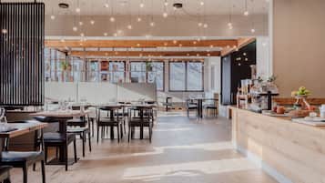 Desayuno buffet (EUR 18 por persona)