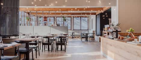 TĂ€gliches FrĂŒhstĂŒcksbuffet (18 EUR pro Person)