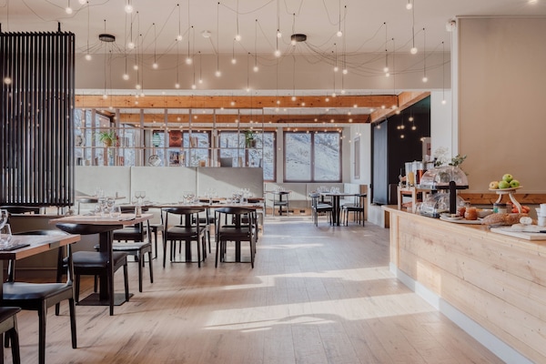 Bữa sáng buffet hàng ngày (18 EUR/mỗi người)