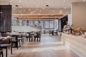 Daily buffet breakfast for a fee - Alpeen Hotel (Les Belleville)