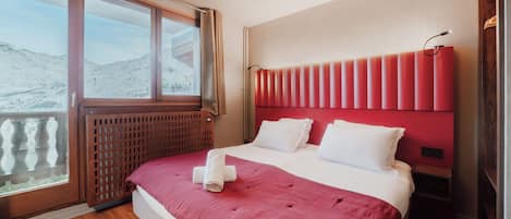 1 bedroom, desk, laptop workspace, soundproofing