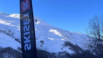A flag with the text "ELKEFEL" in a mountainous landscape.