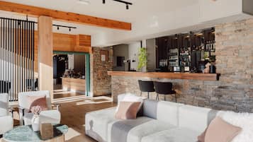 2 bars/lounges