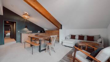 Un espacio habitable estilo loft, acogedor, con comedor, cocina y zona de estar.