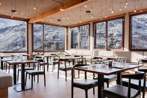 Restaurante con mesas al aire libre 