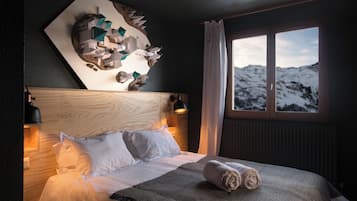 Chambre Double | Desk, laptop workspace, soundproofing, iron/ironing board