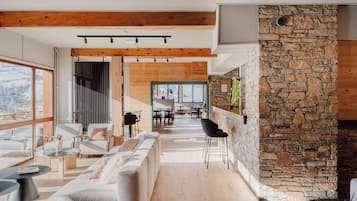 2 bars/lounges
