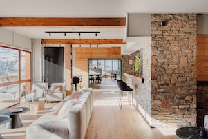 2 Bars/Lounges