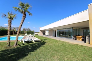 Una piscina al aire libre de temporada