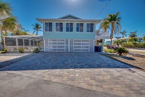 Exterior - 280 Ostego - Pet Friendly Pool Home by the Beach & Times Square! (Fort Myers Beach)