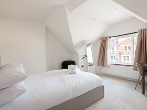 5 bedrooms, desk, iron/ironing board, travel crib