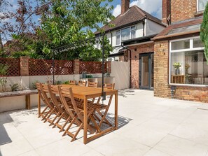 Outdoor dining - Modern, Chic 5BR Townhouse - Central Oxford - Pass the Keys (Oxford)