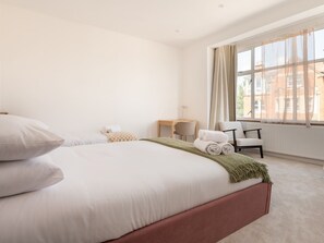 5 bedrooms, desk, iron/ironing board, travel cot