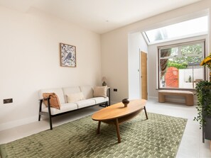 Smart TV - Modern, Chic 5BR Townhouse - Central Oxford - Pass the Keys (Oxford)