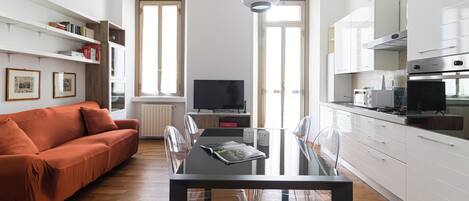 Leilighet (2 Bedrooms) | Oppholdsområde | En 55-tommers TV med kabel-kanaler