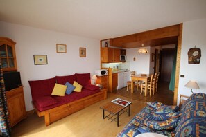 TV - 200m from resort center, 1st floor, view ski slopes/mountain, balcony, tv, ski locker, 26m² (Les Saisies)