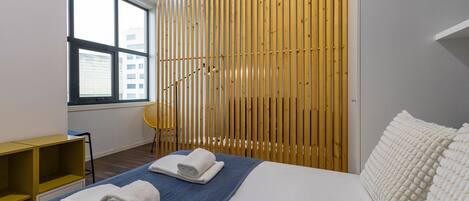 アイロン / アイロン台、WiFi (無料)、ベッドシーツ