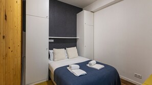 Tabla de planchar con plancha, wifi gratis, ropa de cama