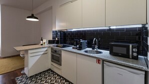 Frigorífico, microondas, horno y placa de cocina