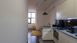 Kylskåp, mikrovågsugn, ugn och spishäll