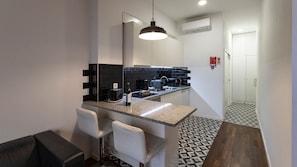 Fridge, microwave, oven, stovetop - Boavista 1774 - 4E by LovelyStay (Porto)
