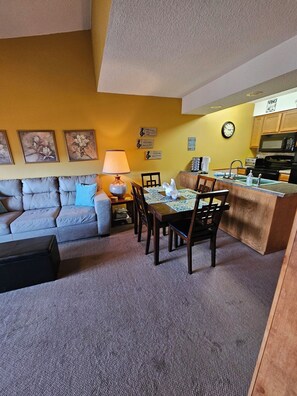 Interior - Cozy, Clean & Comfortable Condo, less than 2 miles to Silver Dollar City (Reeds Spring)