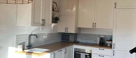 Kühlschrank, Mikrowelle, Ofen, Geschirrspüler