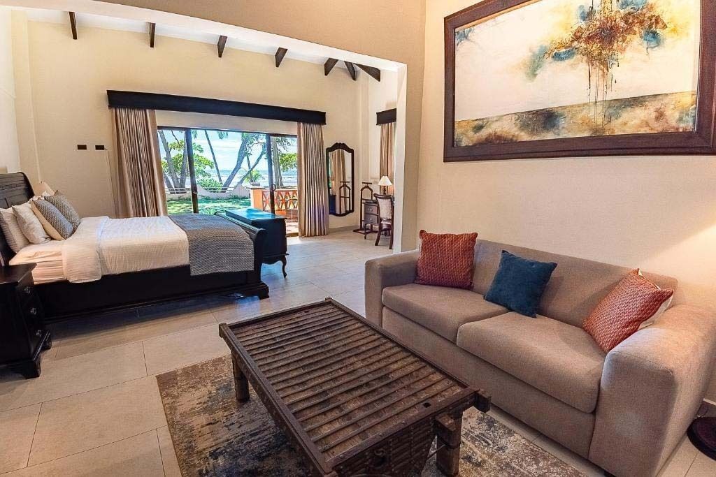 Deluxe Bungalow | Living area | 40-inch TV with cable channels