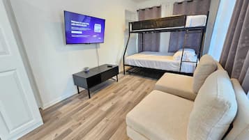 2 slaapkamers, een bureau, een strijkplank/strijkijzer, reisbedje