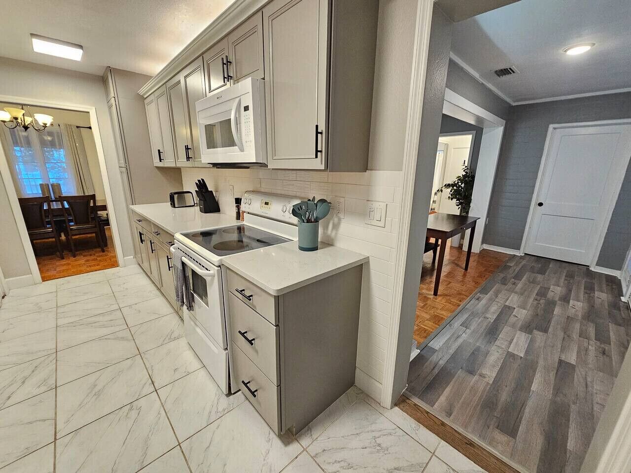 Geladeira, micro-ondas, fogão, cooktop