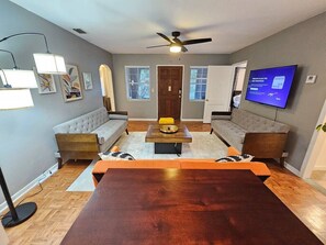 Smart-TV, Kamin, Bücher