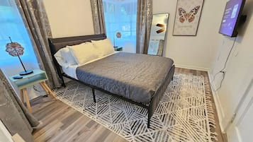 2 makuuhuonetta, työpöytä, silitysrauta/-lauta, vauvan matkasänky