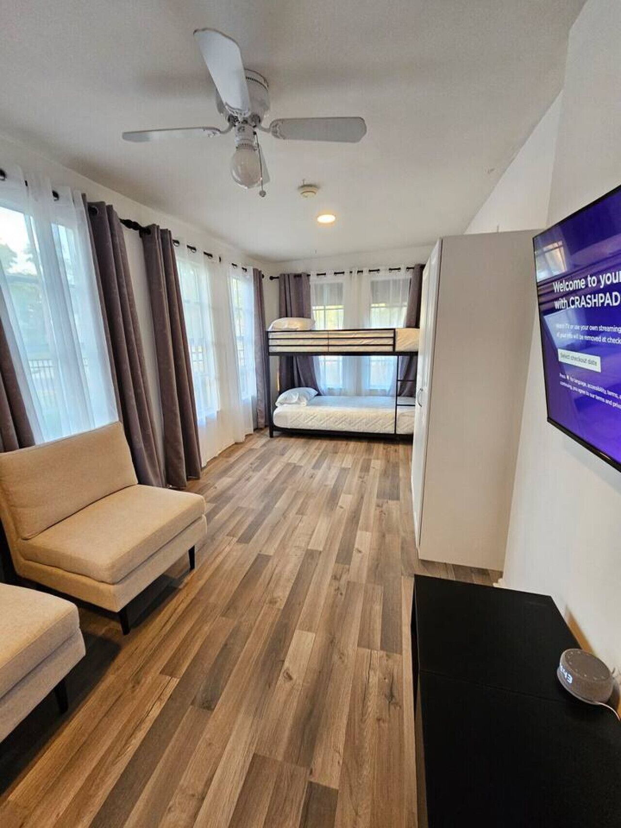 2 makuuhuonetta, työpöytä, silitysrauta/-lauta, vauvan matkasänky