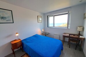 5 bedrooms, travel crib