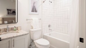 Lejlighed - 1 soveværelse | Badeværelse | Gratis toiletartikler, hårtørrer, håndklæder, Sæbe