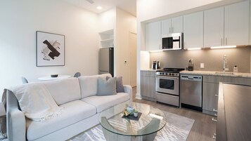 Apartment, 1 Bedroom | Private kitchen | Full-size fridge, microwave, oven, stovetop