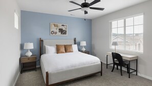 Íbúð - 2 svefnherbergi - 2 baðherbergi (QueenBed) | Sérhannaðar innréttingar, sérvalin húsgögn, skrifborð