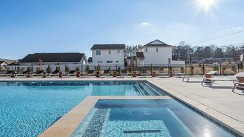 Seasonal outdoor pool, free cabanas, sun loungers