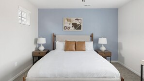 อพาร์ทเมนท์, 2 ห้องนอน, 2 ห้องน้ำ (QueenBed) | ห้องพักตกแต่งอย่างมีเอกลักษณ์, ตกแต่งพิเศษโดยเฉพาะ, โต๊ะทำงาน
